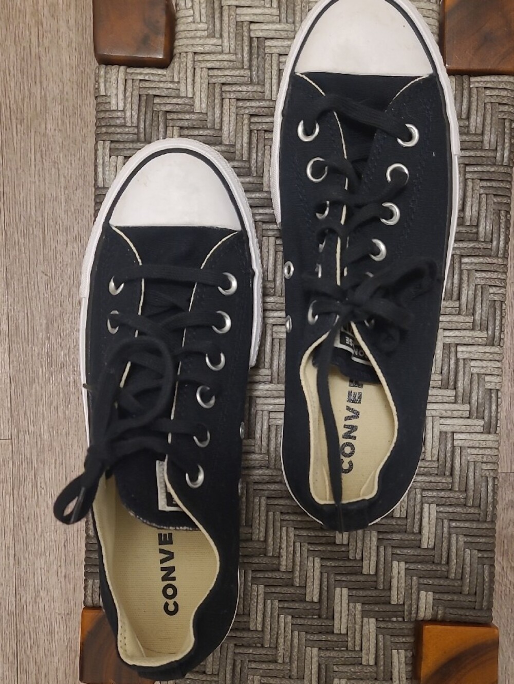 NEW WITHOUT TAGS Converse Low Top Sneakers in Black and White - Picture 8 of 8